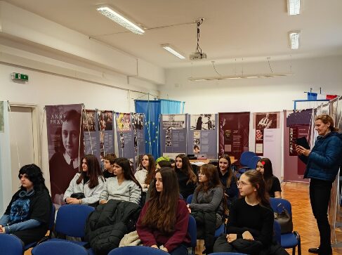 Srdočani na putujućoj izložbi posvećenoj životu Anne Frank