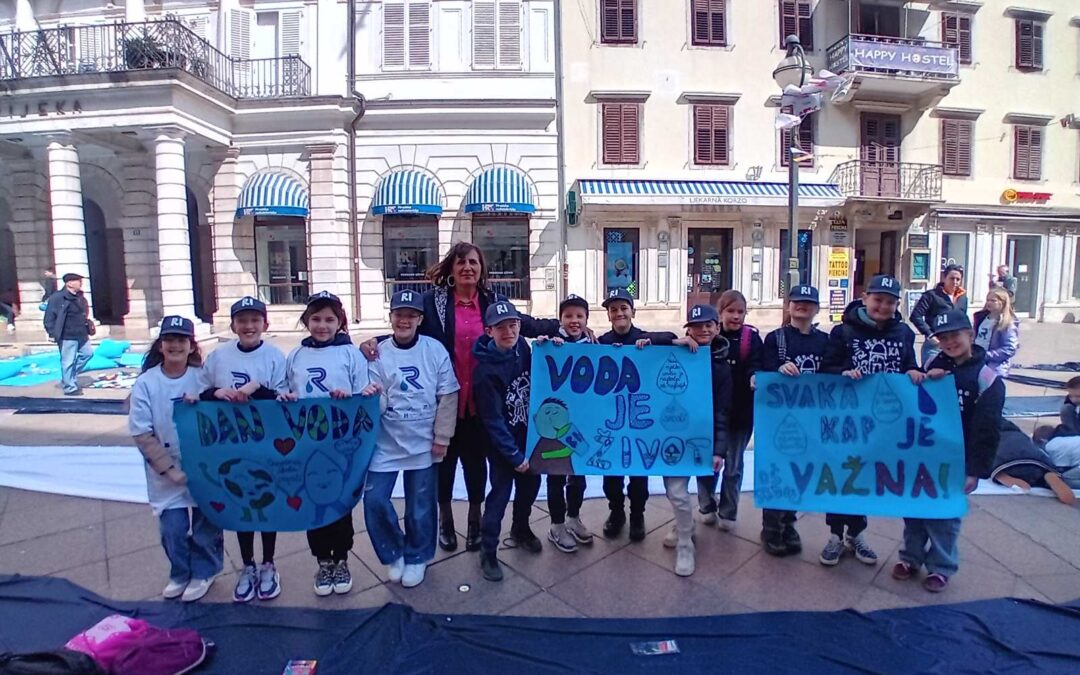 Kreativni srdočki četvrtaši obilježili Dan voda na Korzu