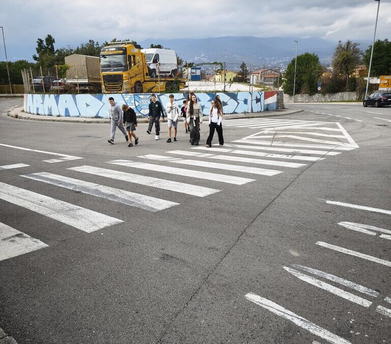 Učenici 7.b razreda u potrazi za grafitima i muralima